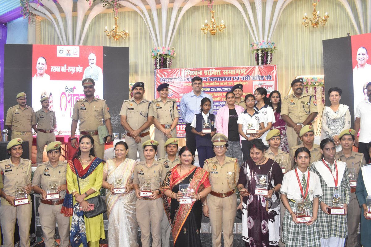 DrSandhyaChauha's tweet photo. Mission Shakti 5.0 in Jhansi's Thana Prem Nagar with IG Jhansi Range, SSP, SP Rural, SP City, ASP Jhansi. Proud to host the program and be a part of Police Family. Special thanks to Inspector Ravi Srivastava and Sub Inspector Neelesh Kumari. https://t.co/4P0tTy7EkT