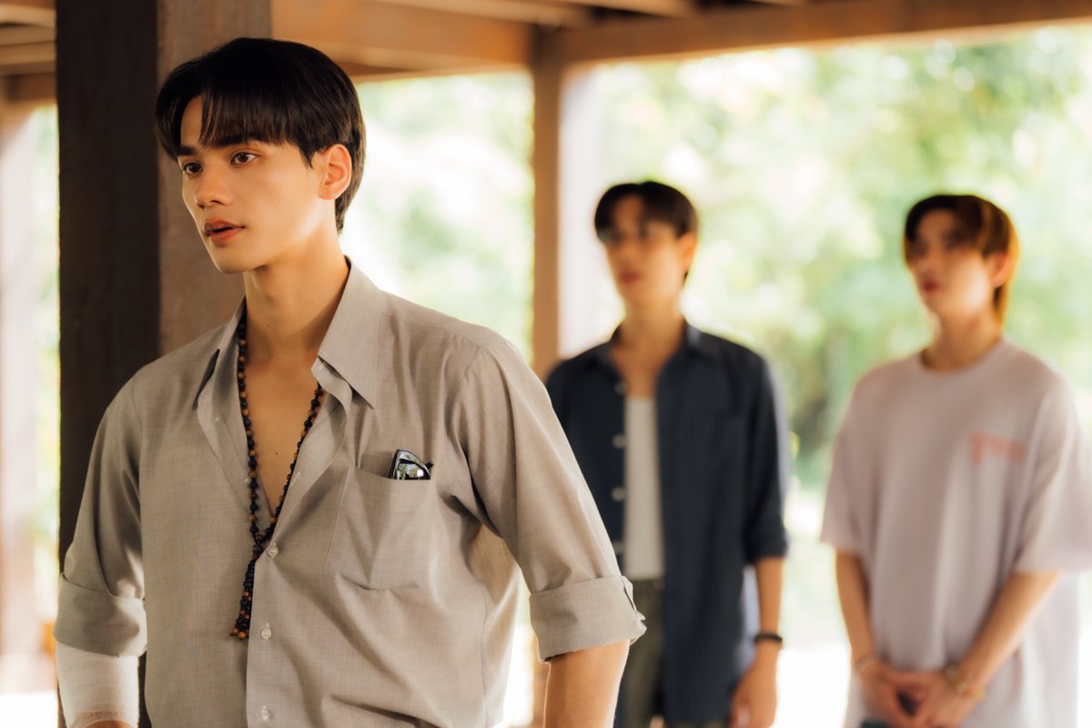 KhemjiraSeries's tweet photo. เรื่องย่อ เขมจิราต้องรอด ตอนที่ 8

“พริมา” มาเรือนพ่อครูเพื่อรับตัว “พงศ์” กลับบ้าน และถามถึงโอกาสในการพัฒนาความสัมพันธ์ของเธอกับ “พ่อครูภรัณ” ซึ่งคำตอบที่ได้วันนี้จะมีคนหนึ่งดีใจ และอีกคนเสียใจ

“พ่อครู” ชวนทุกคนไปเยี่ยม “ยายสี” ที่ล้มป่วย “พ่อครู” เป็นห่วง “ยายสี” เพราะเป็นญาติผู้ใหญ่คนสุดท้าย “ยายสี” แนะให้ “พ่อครู” รีบหาคนรู้ใจมาดูแล เพราะยายอายุมากแล้วกลัวจะอยู่ดูแล “พ่อครู” ได้อีกไม่นาน

“พ่อครู” ทำพิธีให้ “เขมจิรา-เจตนา-ชาญวิทย์” ย้อนกลับไปในอดีตชาติ เพื่อหาสาเหตุที่แท้จริงที่ “ผีรำพึง” เกลียดชังตระกูลของ “เขมจิรา” จนเป็นที่มาของคำสาปร้าย ในพิธีกรรมอันศักดิ์สิทธ��์ 

“พ่อครู” พบเบาะแสสำคัญ ที่น่าจะเกี่ยวข้องกับ “หลวงปู่เกษม” ซึ่งเคยเป็นคนรู้จักของ “พ่อครูเสก” เงื่อนงำนี้จะช่วยชีวิต “เขมจิรา” ให้พ้นคำสาปหรือไม่ ติดตามได้ใน “เขมจิราต้องรอด EP8” วันเสาร์ที่ 27 กันยายนนี้

📺 รับชม “เขมจิราต้องรอด Khemjira The Series” พร้อมกันทุกวันเสาร์ เวลา 21.30 น. ทางช่อง one 31

📽 ดูออนไลน์เวอร์ชัน UNCUT เวลา 22.30 น. บนแอป iQIYI และเว็บ https://t.co/5Qf4KZxvym ที่เดียวเท่านั้น : https://t.co/M273YCqFur

#เขมจิราต้องรอดseries  
#KhemjiraTheSeries
#MandeeWork