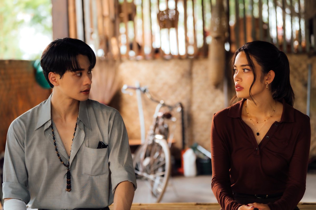 KhemjiraSeries's tweet photo. เรื่องย่อ เขมจิราต้องรอด ตอนที่ 8

“พริมา” มาเรือนพ่อครูเพื่อรับตัว “พงศ์” กลับบ้าน และถามถึงโอกาสในการพัฒนาความสัมพันธ์ของเธอกับ “พ่อครูภรัณ” ซึ่งคำตอบที่ได้วันนี้จะมีคนหนึ่งดีใจ และอีกคนเสียใจ

“พ่อครู” ชวนทุกคนไปเยี่ยม “ยายสี” ที่ล้มป่วย “พ่อครู” เป็นห่วง “ยายสี” เพราะเป็นญาติผู้ใหญ่คนสุดท้าย “ยายสี” แนะให้ “พ่อครู” รีบหาคนรู้ใจมาดูแล เพราะยายอายุมากแล้วกลัวจะอยู่ดูแล “พ่อครู” ได้อีกไม่นาน

“พ่อครู” ทำพิธีให้ “เขมจิรา-เจตนา-ชาญวิทย์” ย้อนกลับไปในอดีตชาติ เพื่อหาสาเหตุที่แท้จริงที่ “ผีรำพึง” เกลียดชังตระกูลของ “เขมจิรา” จนเป็นที่มาของคำสาปร้าย ในพิธีกรรมอันศักดิ์สิทธ��์ 

“พ่อครู” พบเบาะแสสำคัญ ที่น่าจะเกี่ยวข้องกับ “หลวงปู่เกษม” ซึ่งเคยเป็นคนรู้จักของ “พ่อครูเสก” เงื่อนงำนี้จะช่วยชีวิต “เขมจิรา” ให้พ้นคำสาปหรือไม่ ติดตามได้ใน “เขมจิราต้องรอด EP8” วันเสาร์ที่ 27 กันยายนนี้

📺 รับชม “เขมจิราต้องรอด Khemjira The Series” พร้อมกันทุกวันเสาร์ เวลา 21.30 น. ทางช่อง one 31

📽 ดูออนไลน์เวอร์ชัน UNCUT เวลา 22.30 น. บนแอป iQIYI และเว็บ https://t.co/5Qf4KZxvym ที่เดียวเท่านั้น : https://t.co/M273YCqFur

#เขมจิราต้องรอดseries  
#KhemjiraTheSeries
#MandeeWork