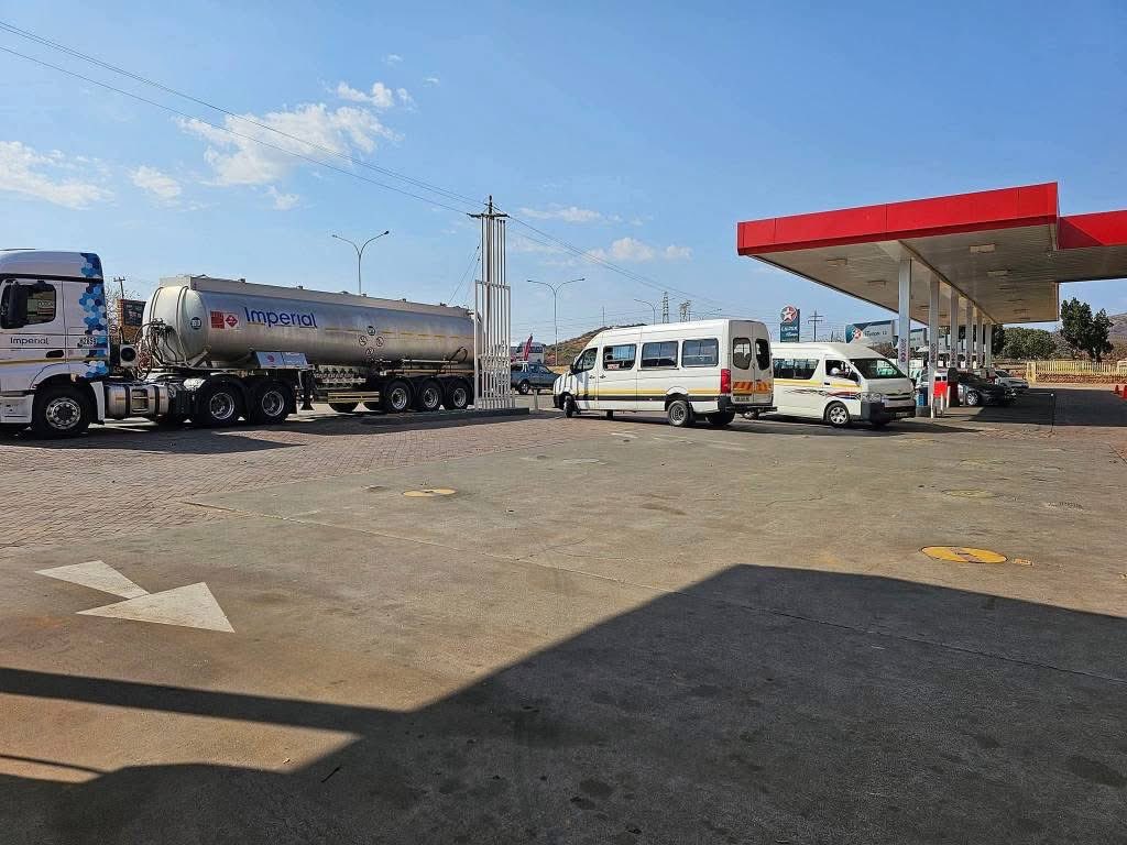 SBmatters_za's tweet image. Meet Ofentse Senne the owner of Andrews Filling Station - a 100% black-owned filling station based in Rustenburg with 31 employees. 🙌🏿