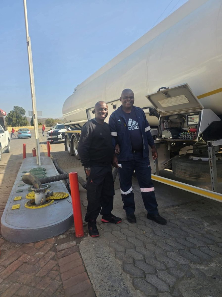 SBmatters_za's tweet image. Meet Ofentse Senne the owner of Andrews Filling Station - a 100% black-owned filling station based in Rustenburg with 31 employees. 🙌🏿