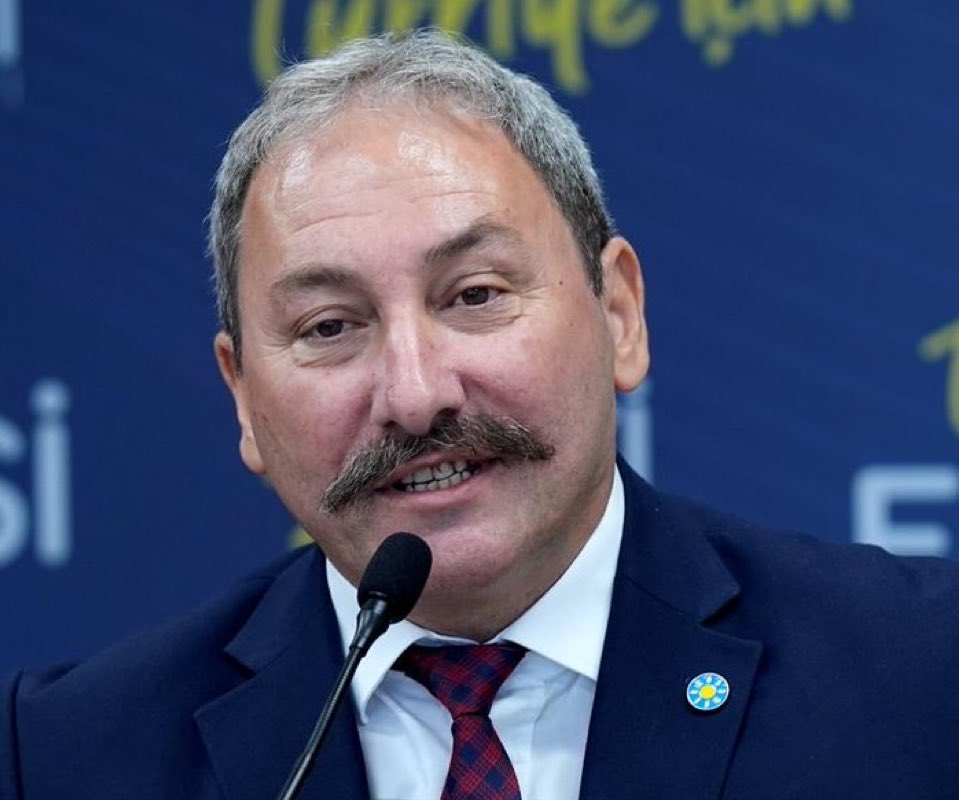 İYİ Partili Tolga Akalın:

“Görünen o ki Erdoğan, Amerika’dan ‘meşruiyet’ almak için çok önemli politik ve ekonomik tavizler vermiş.

Oysa Erdoğan, ABD karşısındaki asıl meşruiyetini 15 Temmuz gecesi bizatihi FETÖ/ABD darbesine direnerek elde etmişti.

Bugün yaşananın adı ise