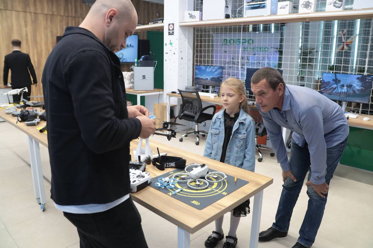 В Краснодаре открыли первую в россии детскую школу БПЛА "Добро и Небо", где рашисты-ветераны будут учить школьников собирать и пилотировать дроны и печатать их на 3D-принтере.

Рашистская смена растёт.