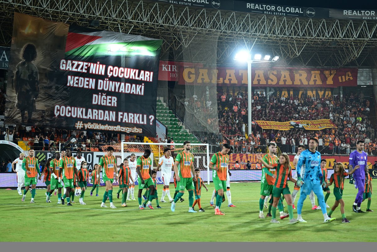 fotomac's tweet photo. Alanyaspor tribünlerinde Filistin'e destek pankartı.

🇵🇸 "Gazze'nin çocukları, neden dünyadaki diğer çocuklardan farklı?" https://t.co/e3s6VJq9PQ