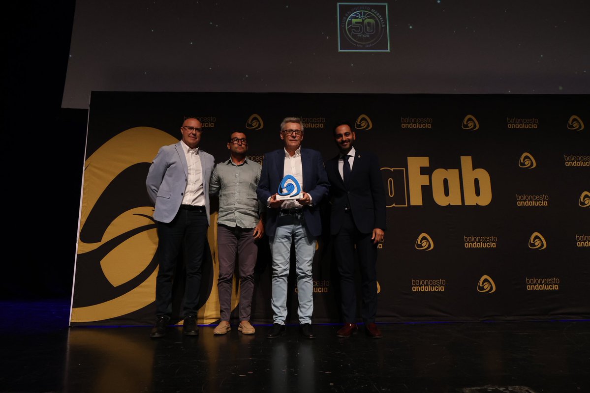 FAB Mรกlaga (@fab_malaga) on Twitter photo ๐Los inicios del <a href="/CBMarbella1/">๐๐ฅ๐ฎ๐ ๐๐๐ฅ๐จ๐ง๐๐๐ฌ๐ญ๐จ ๐๐๐ซ๐๐๐ฅ๐ฅ๐ ๐</a> se remontan al 1โฃ9โฃ7โฃ0โฃ, mรกs de 5โฃ0โฃ aรฑos promoviendo y desarrollando el ๐ en Marbella.
La #GalaBaloncestoMรกlaga 2๏ธโฃ0๏ธโฃ2๏ธโฃ5๏ธโฃ quiere reconocer esta labor histรณrica.
ย
Entregan <a href="/LisandroVieytes/">Lisandro Vieytes</a> (<a href="/Ayto_Marbella/">Ayto. Marbella</a> )y Nico Garcรญa (Directiva <a href="/FAB_Andaluza/">Federaciรณn Andaluza de Baloncesto</a> ) ๐Los inicios del <a href="/CBMarbella1/">๐๐ฅ๐ฎ๐ ๐๐๐ฅ๐จ๐ง๐๐๐ฌ๐ญ๐จ ๐๐๐ซ๐๐๐ฅ๐ฅ๐ ๐</a> se remontan al 1โฃ9โฃ7โฃ0โฃ, mรกs de 5โฃ0โฃ aรฑos promoviendo y desarrollando el ๐ en Marbella.
La #GalaBaloncestoMรกlaga 2๏ธโฃ0๏ธโฃ2๏ธโฃ5๏ธโฃ quiere reconocer esta labor histรณrica.
ย
Entregan <a href="/LisandroVieytes/">Lisandro Vieytes</a> (<a href="/Ayto_Marbella/">Ayto. Marbella</a> )y Nico Garcรญa (Directiva <a href="/FAB_Andaluza/">Federaciรณn Andaluza de Baloncesto</a> )
