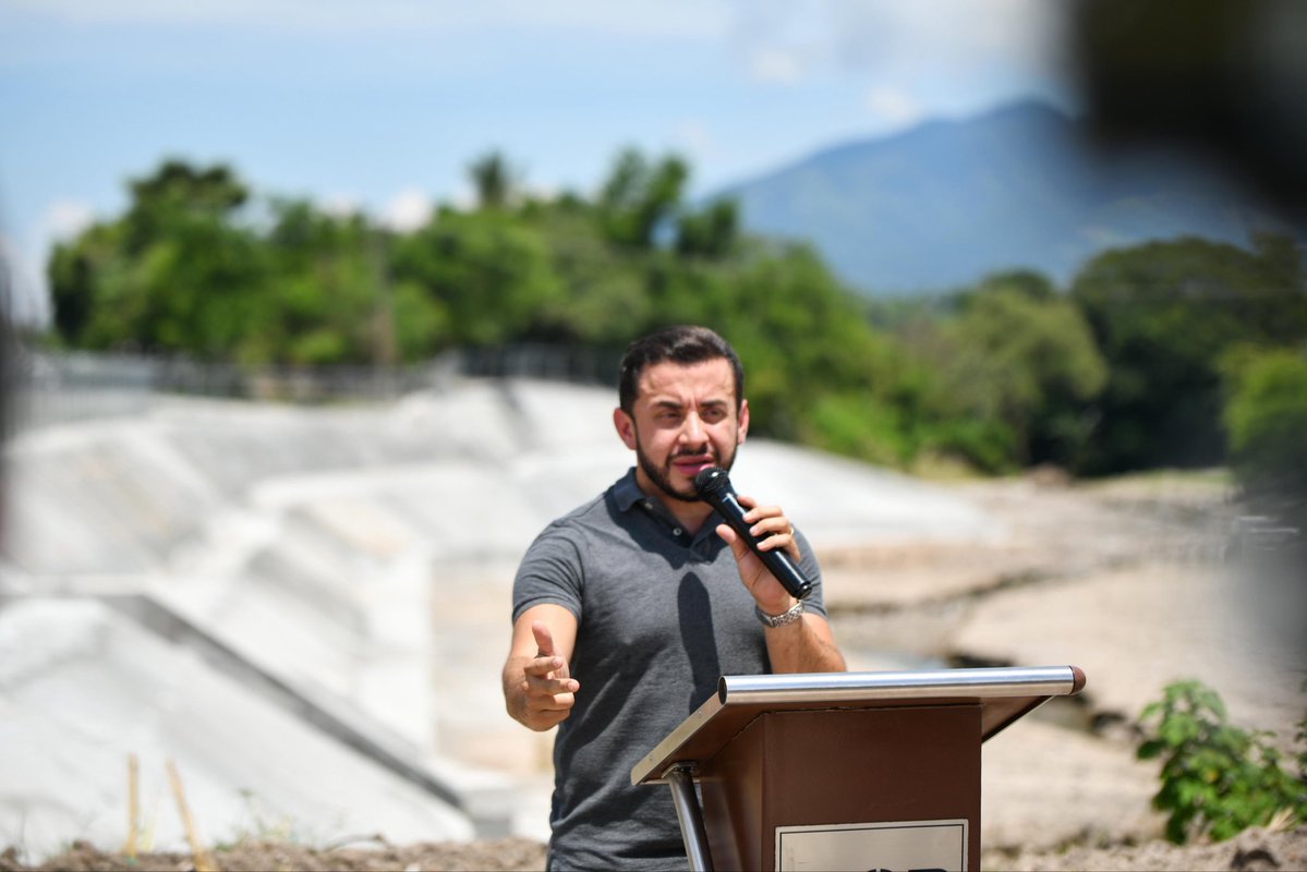 Ministerio de Obras Públicas (@obraspublicassv) on Twitter photo “Hicimos una inversión de $3 millones para eliminar cuatro cárcavas que tienen un área de más de 9,000 metros cuadrados”, Ministro <a href="/RomeoHerrera1/">Romeo Rodríguez 🇸🇻</a>. “Hicimos una inversión de $3 millones para eliminar cuatro cárcavas que tienen un área de más de 9,000 metros cuadrados”, Ministro <a href="/RomeoHerrera1/">Romeo Rodríguez 🇸🇻</a>.