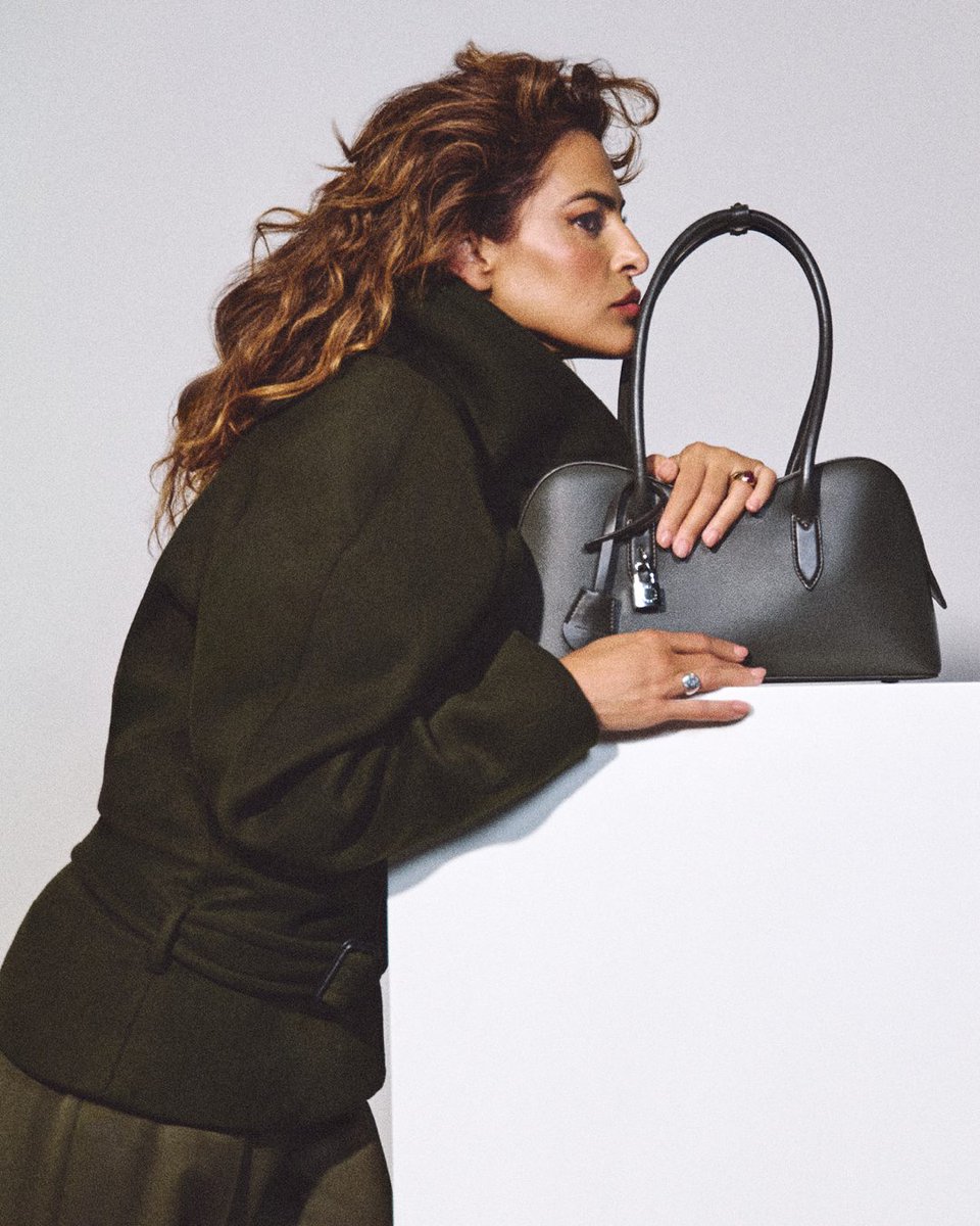 StellaMcCartney's tweet image. LAPTOP TO LAPDANCE WITH EVA

The wine industry creates up to 20 million tonnes of grape waste annually. We use this to create VEGEA, a #vegan alternative to leather used in the Ryder bag’s handles and body.

Credits:
Image 1 shot Mary McCartney
Image 2 #ShotByStella

Shop…