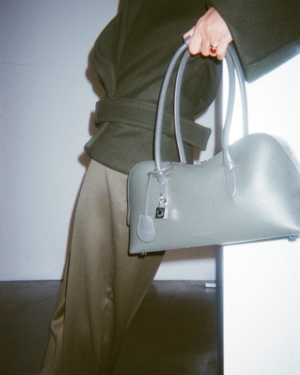 StellaMcCartney's tweet image. LAPTOP TO LAPDANCE WITH EVA

The wine industry creates up to 20 million tonnes of grape waste annually. We use this to create VEGEA, a #vegan alternative to leather used in the Ryder bag’s handles and body.

Credits:
Image 1 shot Mary McCartney
Image 2 #ShotByStella

Shop…