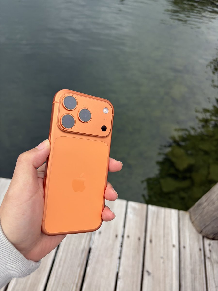 thesamuelnam's tweet image. 120Hz used to be the Pro’s only reason to exist. Now it’s orange and a zoom lens. Unless you shoot Apple LOG or RAW, just get the base iPhone 17 or Air.
