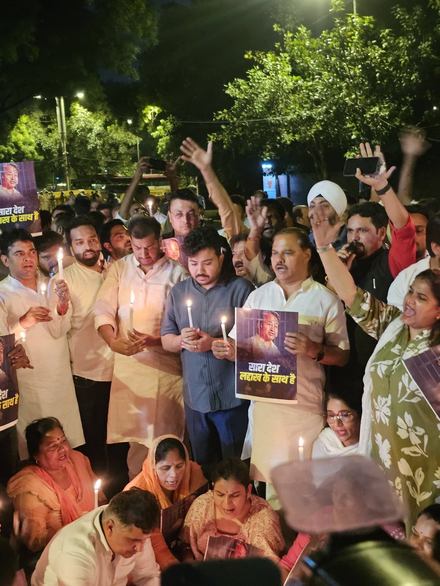 🔥 तानाशाही का कैंडल मार्च 🔥

केंद्र की तानाशाह भाजपा सरकार ने देश के जननायक, लद्दाख की आवाज़ सोनम वांगचुक जी को झूठे केस में गिरफ्तार कर लिया है।
वो शख़्स, जिनके जीवन से प्रेरित होकर बनी फ़िल्म “3 Idiots” ने करोड़ों भारतीयों को सपने देखने की हिम्मत दी —

आज उसी इंसान को सत्ता