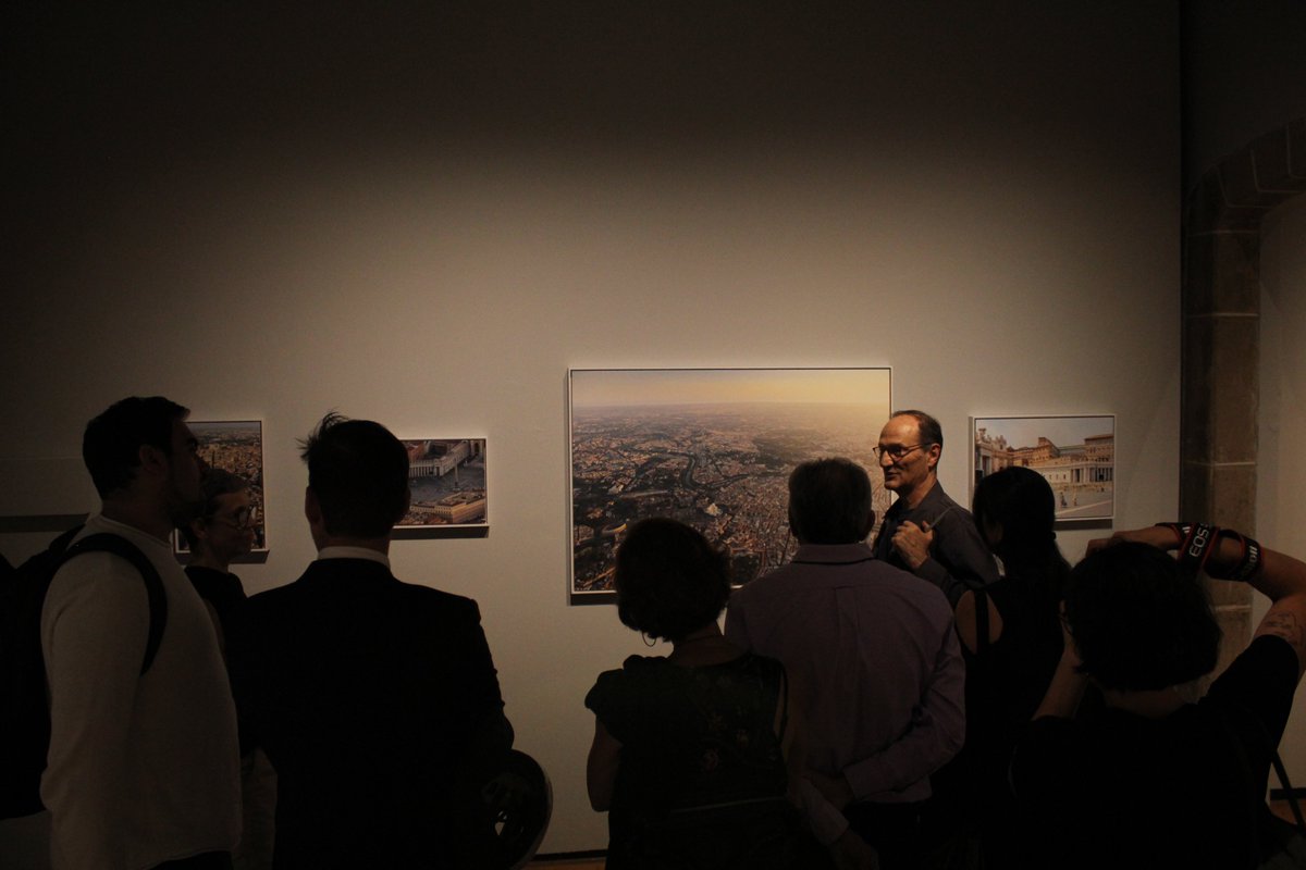 “De Las Vegas a Roma” de Iwan Baan. Una propuesta que invita a reflexionar sobre
las resonancias invisibles que conectan dos mundos: la arquitectura, los turistas, el espacio urbano como escenario de lo cotidiano.

📅 martes a domingo de 10 a 17:30h

#mextropoli #fotografia