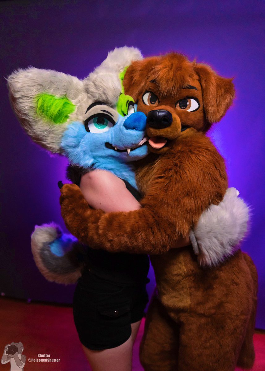 Remixwuffy's tweet image. Puppy hugs 🥰 
W/@DogDaysOfJack 
#FursuitFriday 📸: @PoisonedShutter
