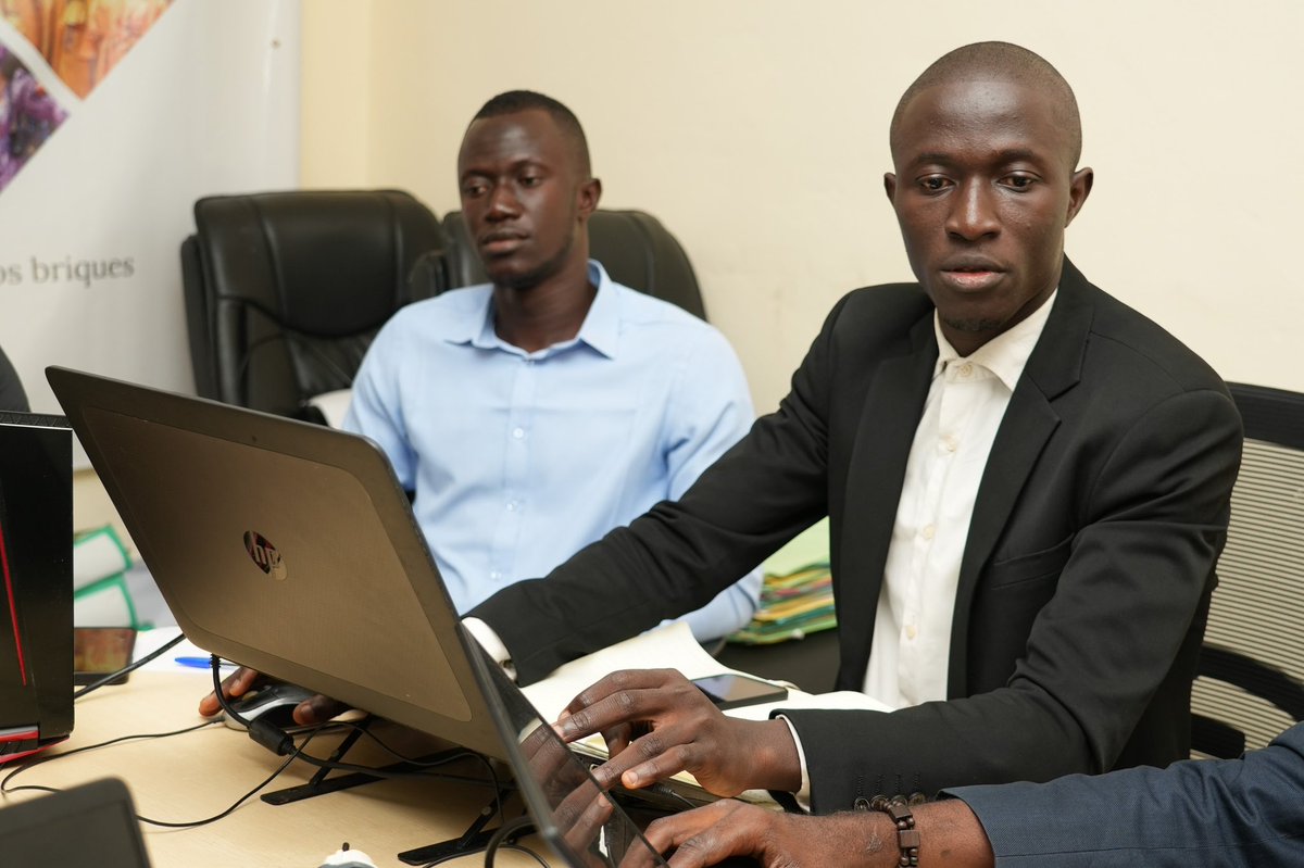 FesGuinee's tweet photo. Jour 2 de la formation en Montage de Projet BTP avec les cadres de la SONAPI SA à Yimbaya.
@FesGuinee &amp; ONFPP unissent leurs forces pour renforcer les compétences au service du BTP en Guinée.

#Formation #BTP #SONAPI #ONFPP #FES #FESGuinee https://t.co/f7V1YAUcqh