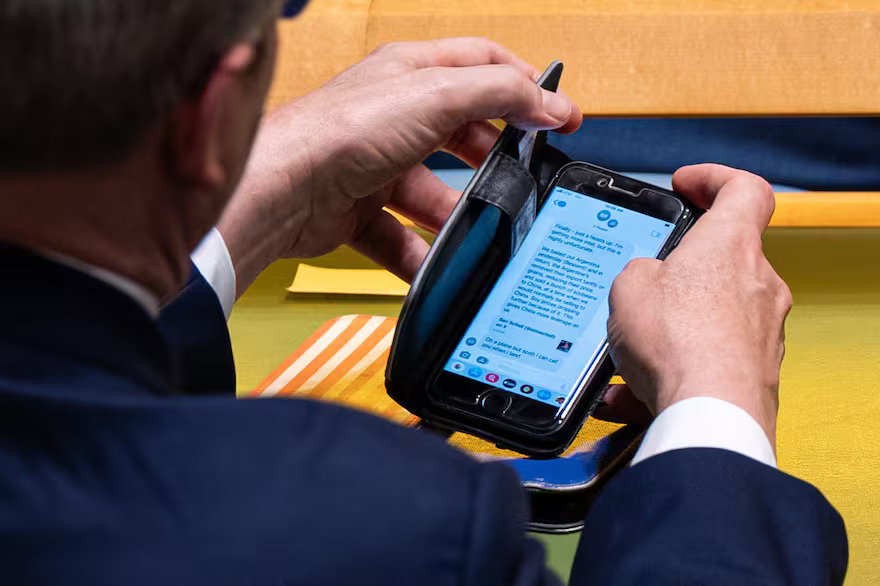 Lo escracharon al Tío Bessent recibiendo un mensaje de la Secretaria de Agricultura con quejas de un importante productor de granos contra la baja de retenciones en Argentina porque somos competencia directa de ellos para abastecer el mercado chino.
Espero que la ayuda no tenga