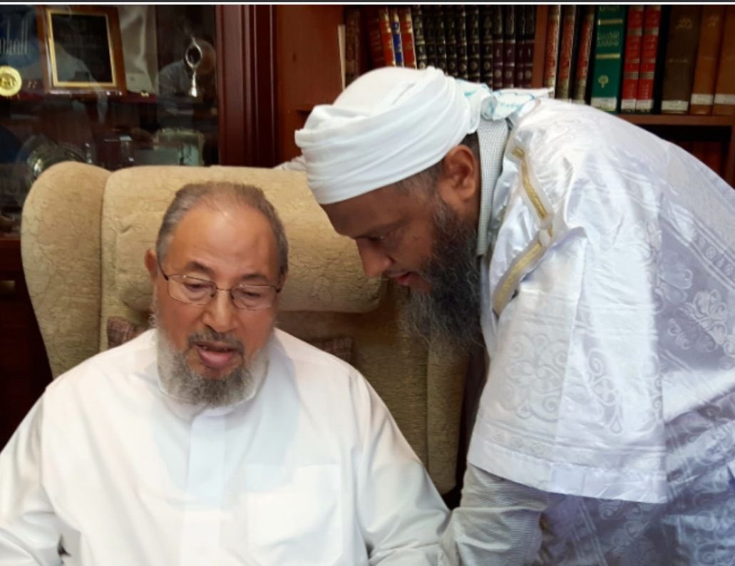 محمد الحسن ولد الددو درس على مشايخ السعودية، وكان بليدًا فلم يسلك منهجهم، وتخرج من جامعاتها، وكان عاقًا لها، وأوداه عقوقه في مهاوٍ، فدعا لمقاطعة الحج، ثم زاد نغمةً في طنبور حزبيته فوصل به الحال أن يعرض بجناب الرسول المكرم صلى الله عليه وسلم، وعلى هذا سار رفاقه في الجماعة.