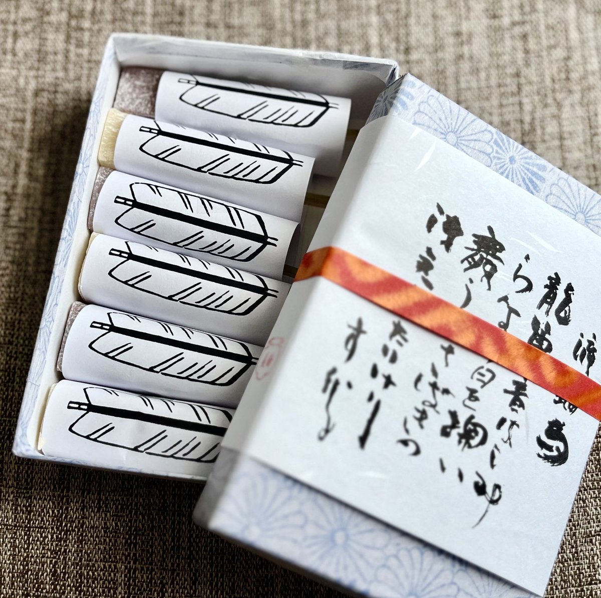 wagashibuyer's tweet image. #菓子案内

いやはや、嬉しい再会。久しぶりに味わうことができました。#鎌倉 の #美鈴 さんの『#流鏑馬』です。月替わりで登場するお菓子でございますが、もちろん #鶴岡八幡宮 の #流鏑馬神事 に因んで、その時期だけに作られているお菓子です。

箱を開けますと、#矢羽 が描かれた紙でくるまれた…
