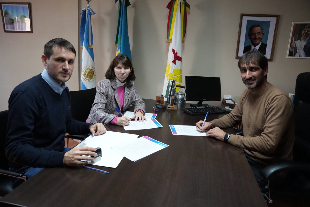 sbatakis's tweet photo. En Punta Indio vamos a terminar viviendas que paralizó Nación. Mediante el convenio que firmamos hoy con el intendente David Angueira, el municipio se suma al #ProgramaCompletar que implementamos desde la PBA para dar solución ante el abandono de estas obras. https://t.co/czuP1NW281