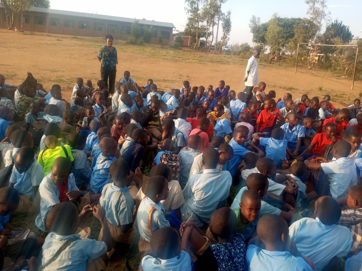 GashoraYouthCouncil (@gashoranyc) on Twitter photo Mu murenge wa #Gashora
Urubyiruko dufatanyije n'umukozi ukora muri MINUBUMWE Bwana KAGABO Antoine twaganirije urubyiruko by'umwihariko Abanyeshuri bo muri G.S GASHORA aho baganirijwe ku mateka yaranze igihugu ndetse n'ibindi.
<a href="/bugeserayouth/">๐๐๐ด๐ฒ๐๐ฒ๐ฟ๐ฎ ๐ฌ๐ผ๐๐๐ต ๐๐ผ๐๐ป๐ฐ๐ถ๐น</a>
<a href="/BugeseraDistr/">Bugesera District</a> Mu murenge wa #Gashora
Urubyiruko dufatanyije n'umukozi ukora muri MINUBUMWE Bwana KAGABO Antoine twaganirije urubyiruko by'umwihariko Abanyeshuri bo muri G.S GASHORA aho baganirijwe ku mateka yaranze igihugu ndetse n'ibindi.
<a href="/bugeserayouth/">๐๐๐ด๐ฒ๐๐ฒ๐ฟ๐ฎ ๐ฌ๐ผ๐๐๐ต ๐๐ผ๐๐ป๐ฐ๐ถ๐น</a>
<a href="/BugeseraDistr/">Bugesera District</a>