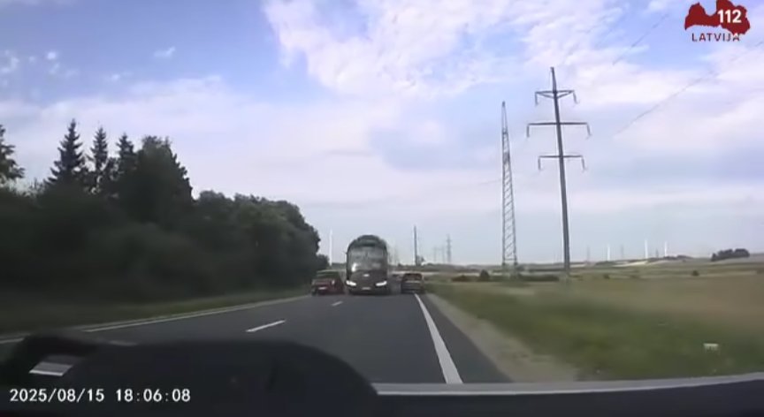 Normāla ikdiena uz Latvijas valsts ceļiem, kurus bīstamus padara, protams, ka "lēnie braucēji" un "apaugumi".