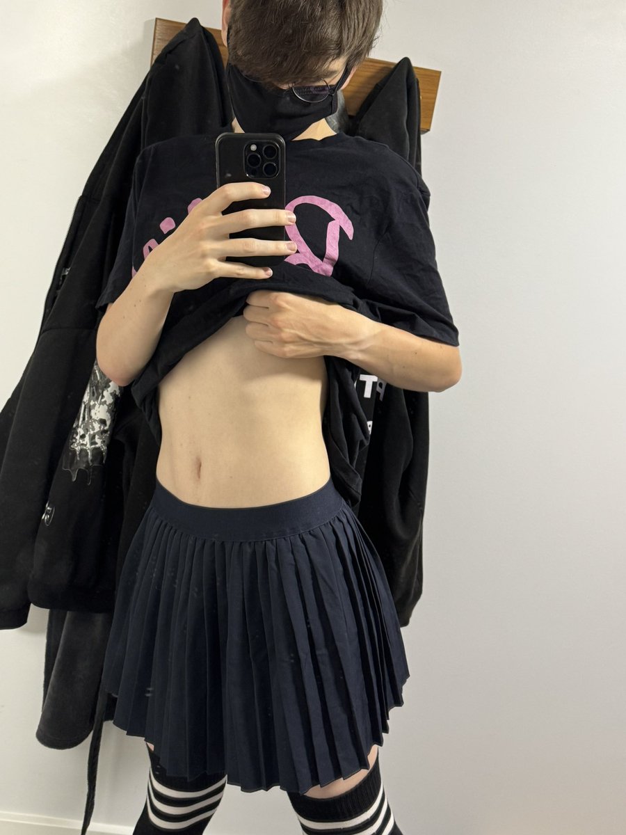 White_Berry48's tweet photo. New skirt :p https://t.co/fvRj3wWDdA
