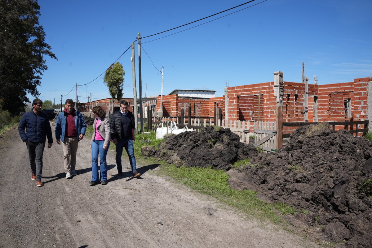 MinHabitatPBA's tweet photo. Hoy en #PuntaIndio firmamos un convenio para #Completar viviendas que el Estado nacional dejó paralizadas: se trata de 8 casas que van a finalizarse para convertirse en el hogar de más familias. https://t.co/j9WTHetAke