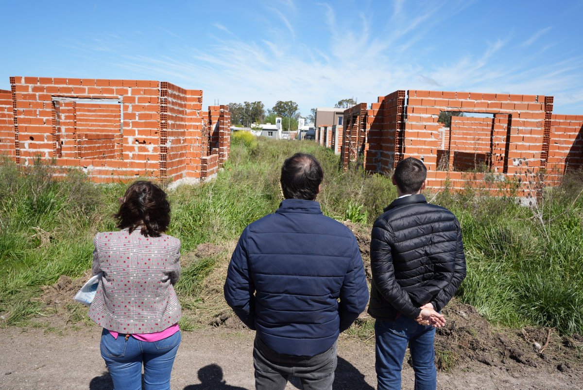 MinHabitatPBA's tweet photo. Hoy en #PuntaIndio firmamos un convenio para #Completar viviendas que el Estado nacional dejó paralizadas: se trata de 8 casas que van a finalizarse para convertirse en el hogar de más familias. https://t.co/j9WTHetAke