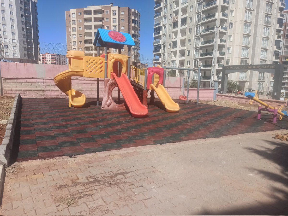 Okul Bahçemiz Yenilendi! 🎉
Öğrencilerimizin güvenliği ve keyifli vakit geçirmesi için oyun parkımızın kauçuk zeminlerini yeniledik. 💚👧🧒
Güvenli, sağlıklı ve eğlenceli oyun alanlarımızla miniklerimize daha mutlu anlar sunuyoruz! 🌟