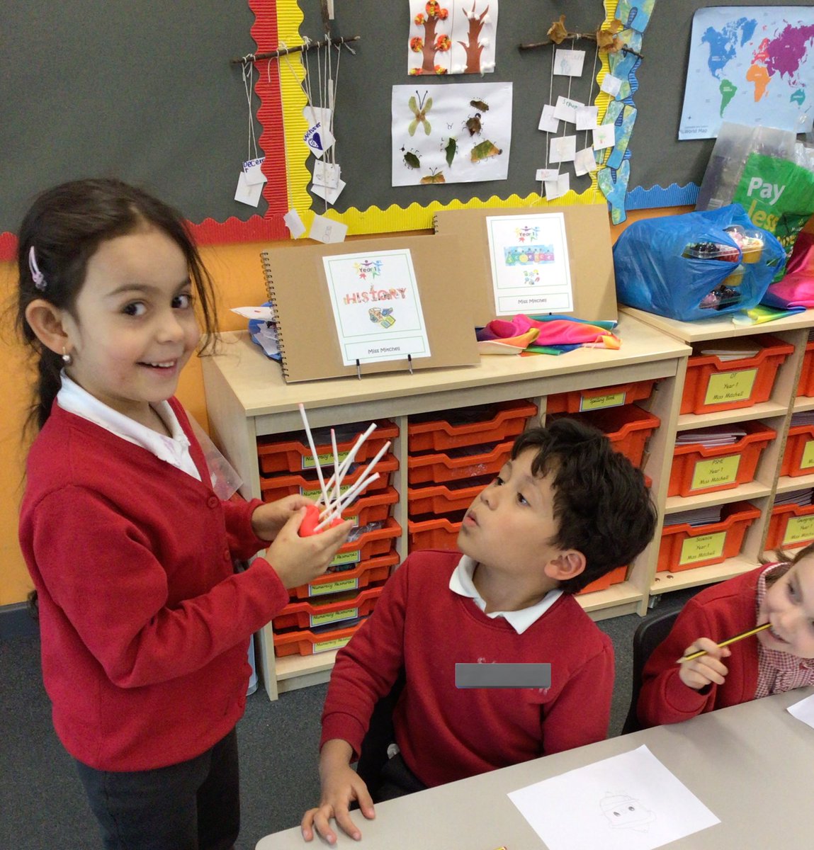 This little one made a cake for her friend during her afternoon activity!  How kind! 🎂👫