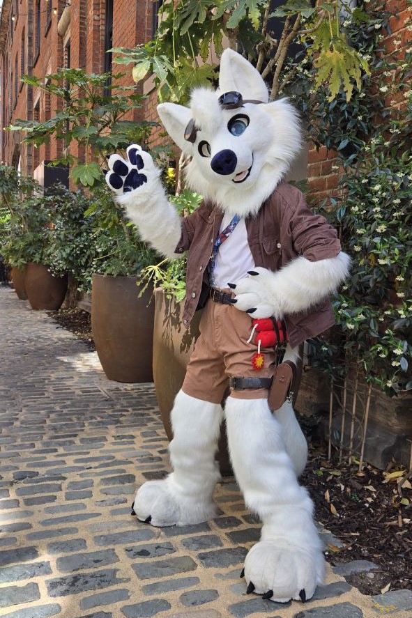 The tundra wolf in the big city! Wishing you all well this #FursuitFriday 
✂️ - <a href="/GoFurItstudios/">Go Fur It</a> 
📷 - @/Mikita