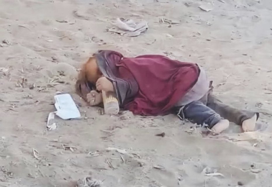 Elinizde ne varsa beş dakika bırakıp bu fotoğrafı düşünün! Belki üçyüzaltmışbeş gün bile yaşamamış bir bebek, annesini ememediği için paraşütle atılan emzikten paraşütle atılan yardım sütünü/mamasını içerken kahpe bir mermi ile öldürülüyor. Birileri hala kıyametin ne zaman