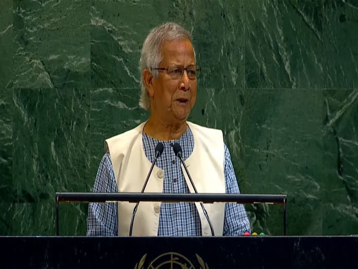 ani_digital's tweet photo. Bangladesh interim leader Yunus addresses UNGA amid protests, warns of Gaza 'genocide' and Rohingya crisis

Read @ANI Story | https://t.co/Te8WuMjN3C
#NewYork #UNGA #Bangladesh #InterimLeader #MuhammadYunus https://t.co/FSbr3p8CoS