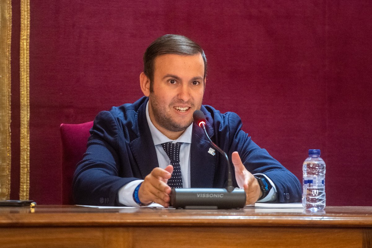 TRADICIONES POPULARES
📚✨ El Ayuntamiento ha presentado el libro “Alcalá de Henares. 500 años de Gigantes”, escrito por el Cronista Oficial, Vicente Sánchez Moltó, y coeditado junto a la Institución de Estudios Complutenses <a href="/IEEComplutenses/">IEECC</a>, en un acto que ha contado con la