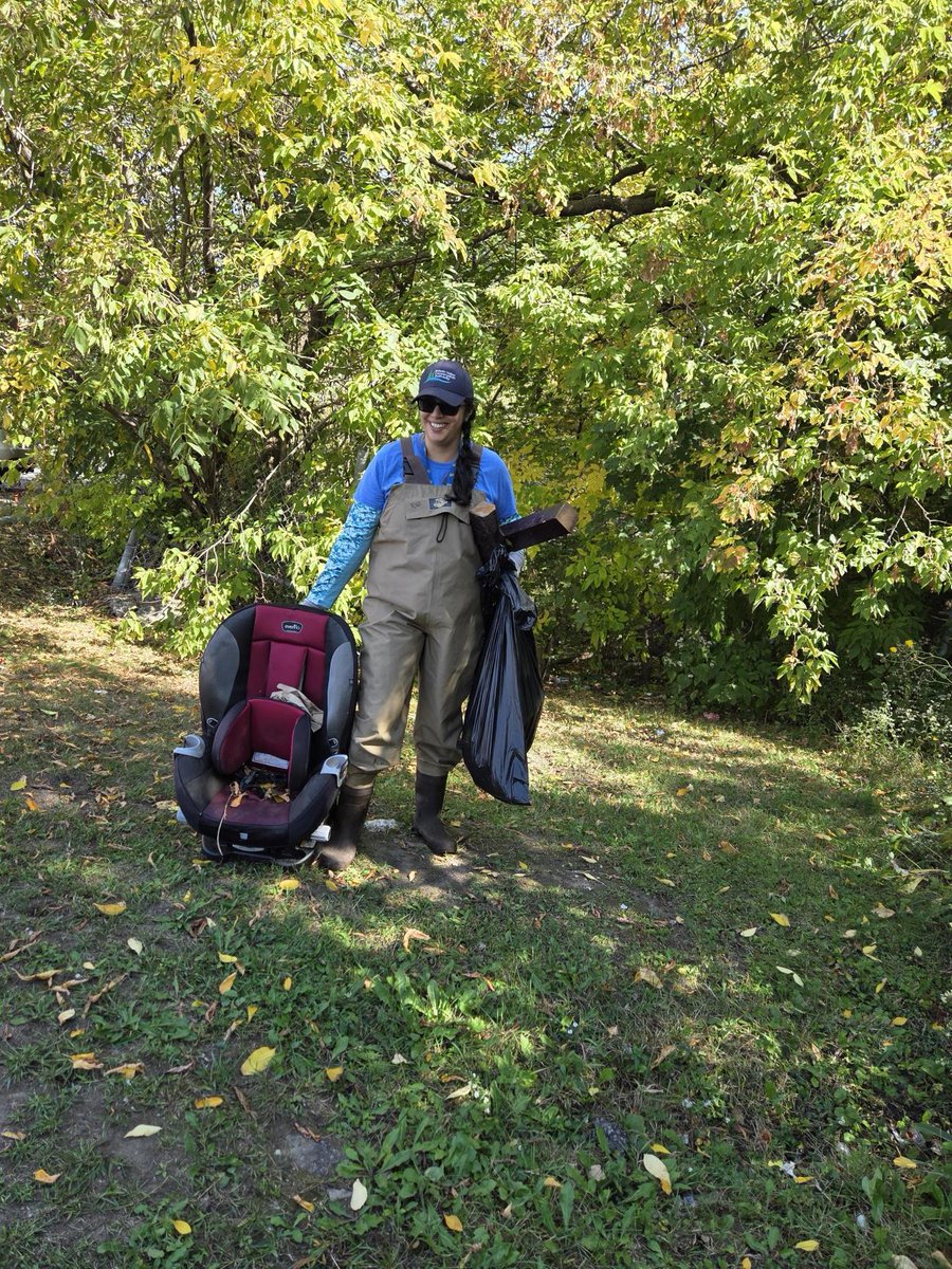 ShipRailCAN's tweet image. 🌿 Our team swapped keyboards for gloves to help clean up a creek here in Ottawa together with the @RideauValleyCA!

Every piece of trash adds up, but so do small collective acts. How many kg of waste did we collect? Guess below! ♻️