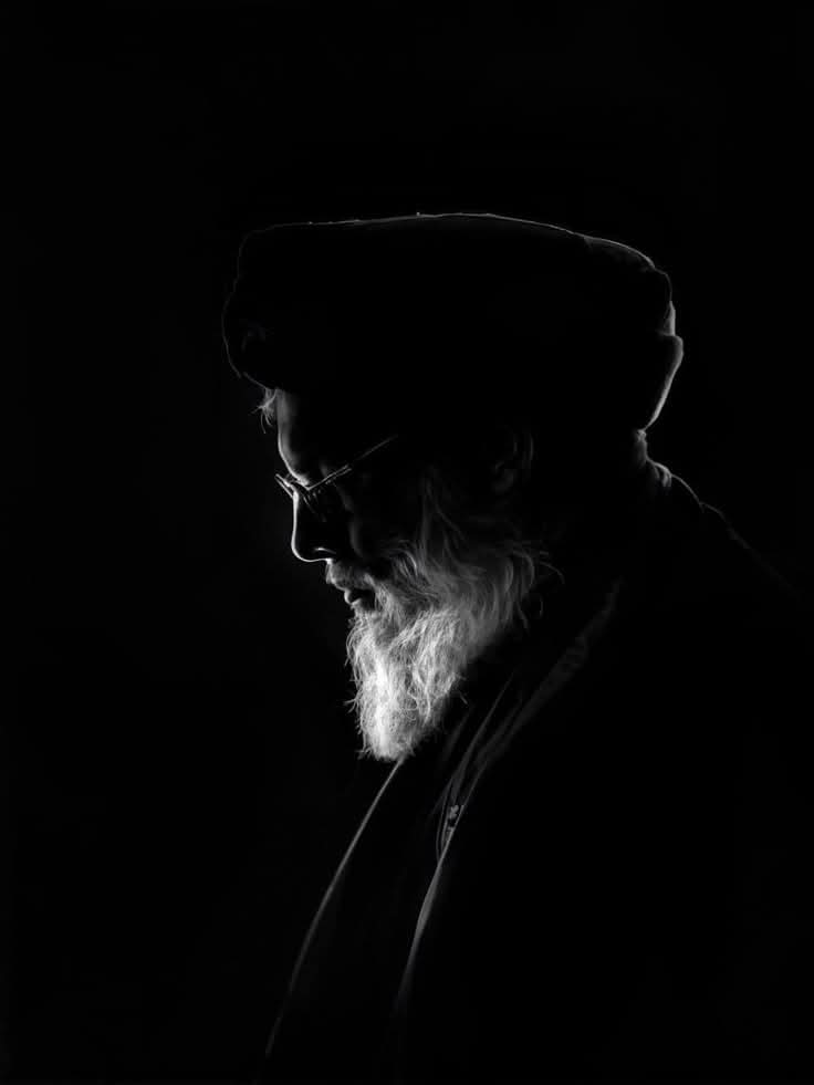 يا غاسل العار عن وجه العرب

 يا درة الشرق في كل الحُقبْ 

مرّ عام على رحيلك لا الصبر مكَّننا من النسيان ولا اﻷيام أقنعتنا برحيلك ولا رحيل بعد رحيلك يُذكر حيث كان مشهد وداعك الأتعس في حياتنا أينما أدرنا وجوهنا تسبقنا الدموع.
#انا_على_العهد