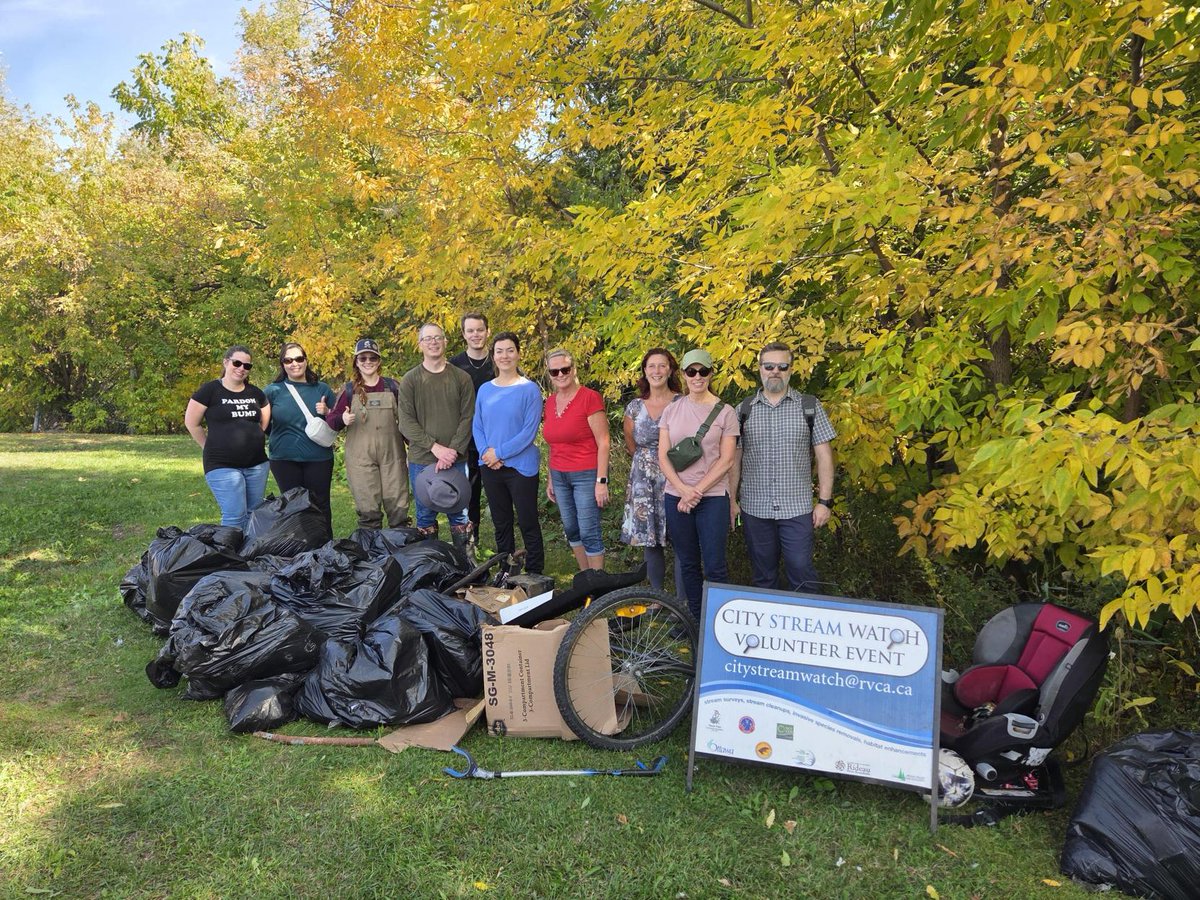 NavireRailCAN's tweet image. 🌿 Notre équipe a échangé les claviers contre des gants pour nettoyer un ruisseau ici à Ottawa avec la @RideauValleyCA!

Les déchets finissent par peser lourd… heureusement, les petites collectives aussi! Combien de kg de déchets avons-nous ramassés? À vous de deviner! ♻️