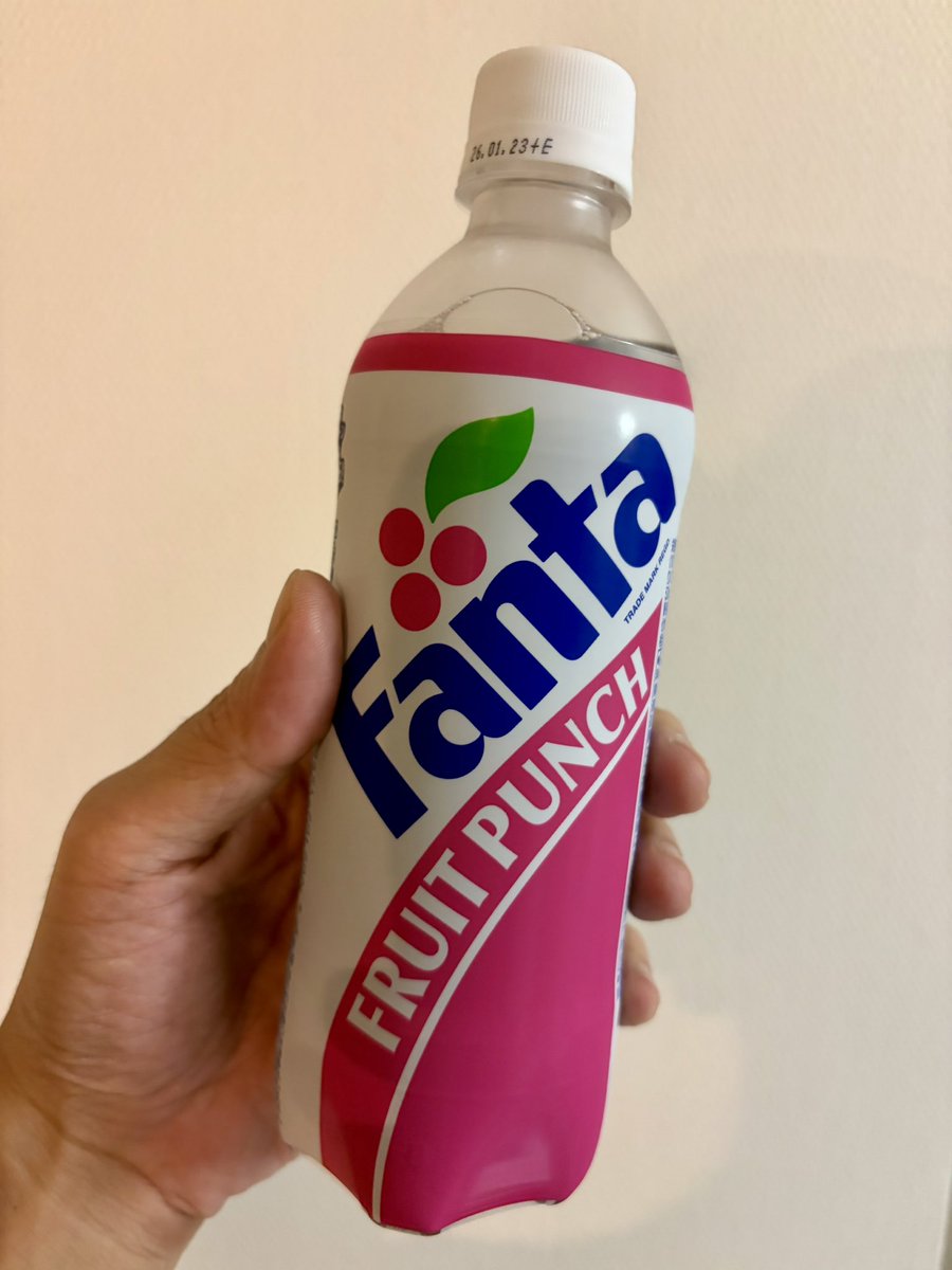 akyuum_akyuum's tweet photo. こちら、ハッケンしました！なつかしー。メーカーサイト拝見すると「90年代当時のファンにとっては思い出を呼び起こし、Z世代を中心とした若い世代には新しい感覚で楽しんでいただけます」味は変わっていないようですが、いま飲むとどんなかんじなのかな？？ワクワクです。
#ファンタ　#フルーツパンチ https://t.co/EMehf9utnk