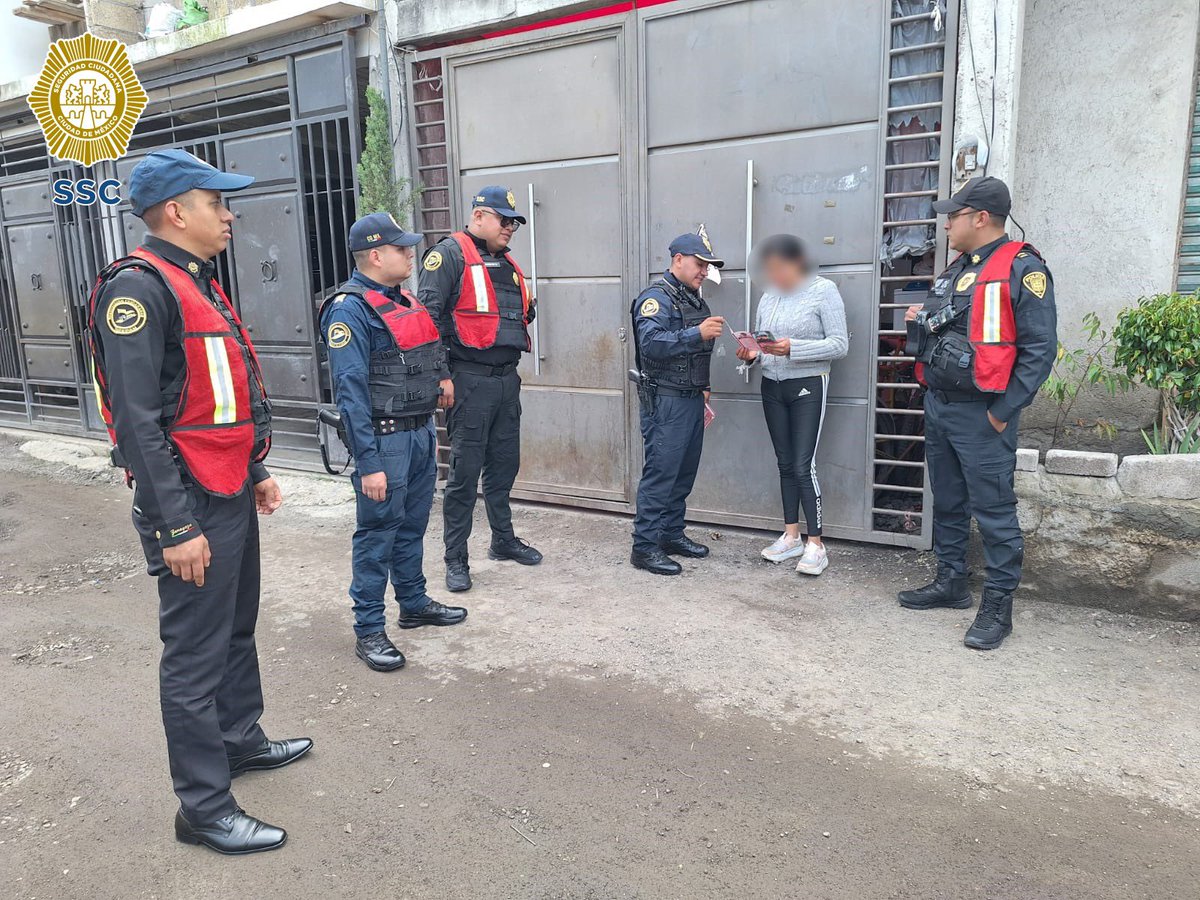 SSC_CDMX's tweet photo. #ZonaOriente | Realizamos vigilancias 24/7 en puntos estratégicos para prevenir la comisión de delitos, además, oficiales del sector #Tepepan visitan #CasaxCasa donde conversan con las vecinas y los vecinos de la colonia #Caltongo, en la alcaldía @XochimilcoAl, para informarles sobre medidas de autocuidado.
#LaPolicíaCercaDeTi #JefaDeGobierno @ClaraBrugadaM #PolicíaDeProximidad