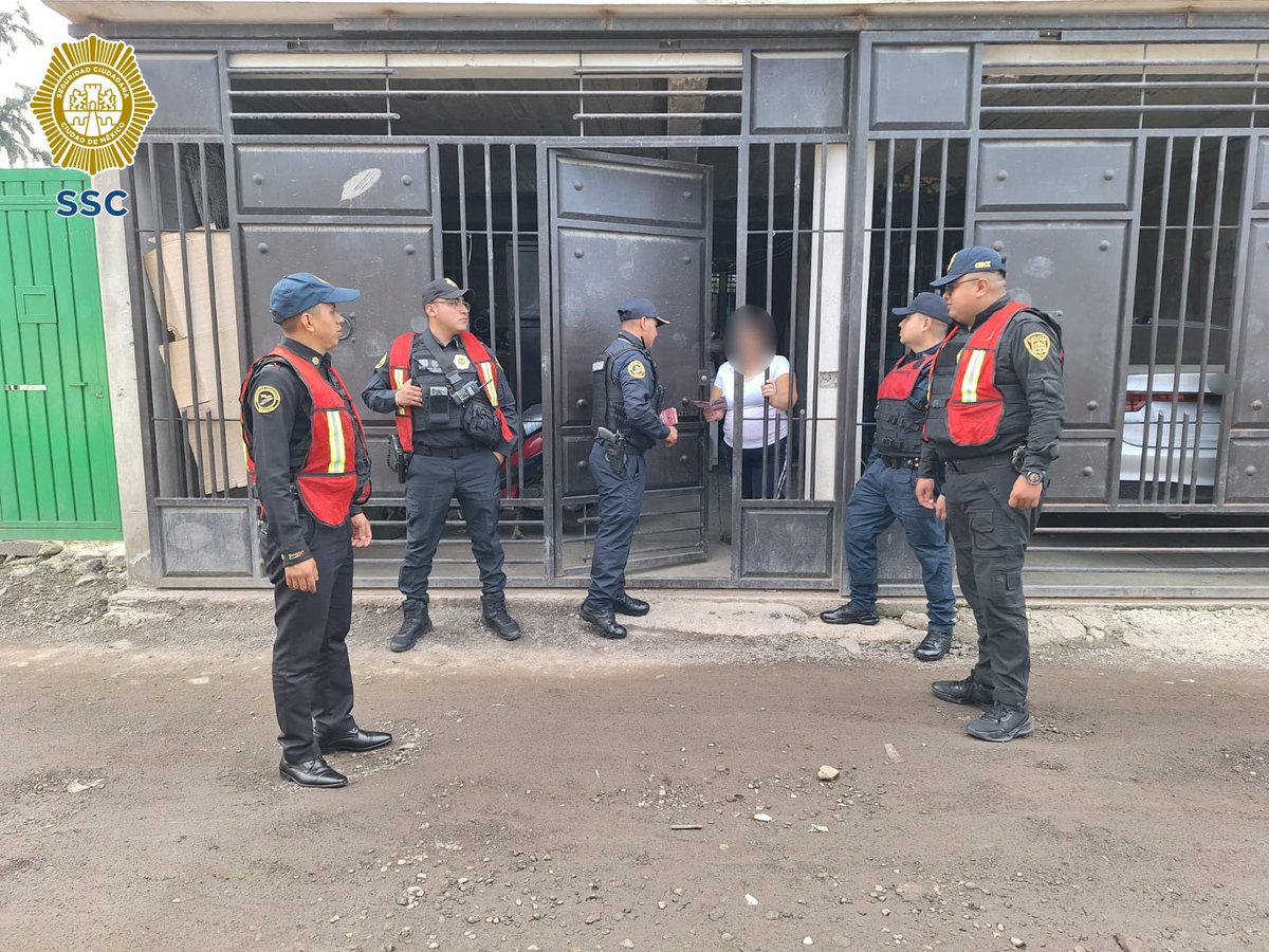 SSC_CDMX's tweet photo. #ZonaOriente | Realizamos vigilancias 24/7 en puntos estratégicos para prevenir la comisión de delitos, además, oficiales del sector #Tepepan visitan #CasaxCasa donde conversan con las vecinas y los vecinos de la colonia #Caltongo, en la alcaldía @XochimilcoAl, para informarles sobre medidas de autocuidado.
#LaPolicíaCercaDeTi #JefaDeGobierno @ClaraBrugadaM #PolicíaDeProximidad