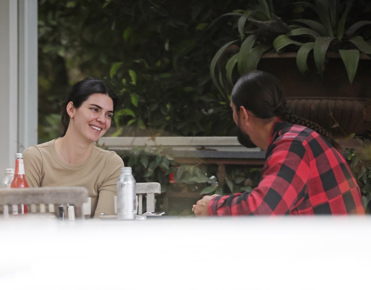 CKJMidias's tweet photo. September 25: Kendall Jenner with Ben Gorham at Field and Fort café in Summerland, California. https://t.co/p5vprdc1f1
