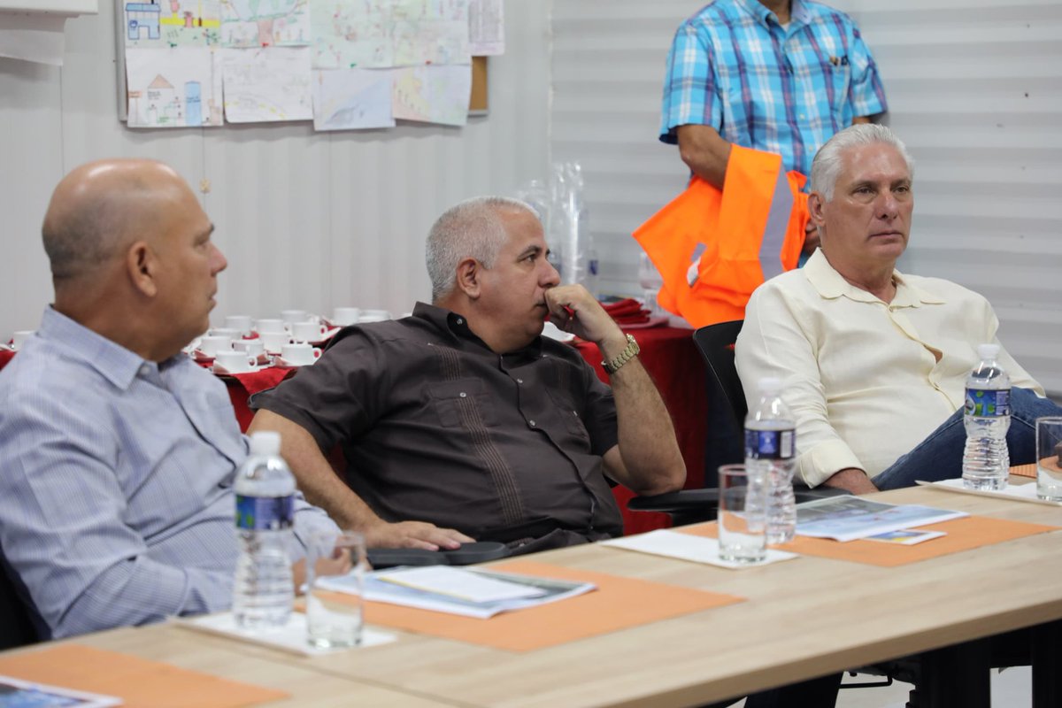 DiarioMayabeque's tweet photo. Examinó Primer Secretario del Comité Central del Partido Comunista de Cuba y Presidente de la República, Miguel Díaz-Canel Bermúdez, ciclo de generación de #Energas Puerto Escondido, ubicada en el municipio mayabequense de Santa Cruz del Norte.#YoSigoAMiPresidente
#CubaestáFirme https://t.co/ae7k5MTDgY