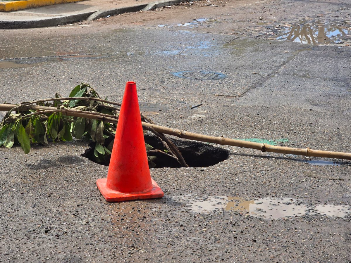 SEAPAL atiende reporte de socavón, precaución si transita por la avenida 16 de septiembre en su cruce con Sinaloa, colonia La Floresta. Estamos trabajando en su reparación. 🚧🛠️ #ContigoSEAPALRenace