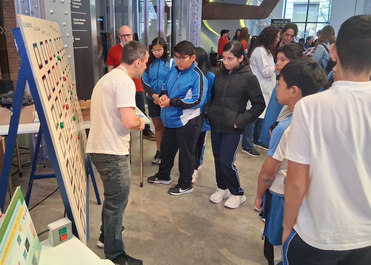 ICP_CSIC's tweet photo. Nuestro instituto participa en la #NocheEuropeaInvestigadores junto a los otros 9 centros @CSIC del campus @UAM_Madrid
Talleres, juegos de catalizadores, hidrógeno, tabla periódica, enzimas, pila de combustible etc. en el @EspacioFTef
Coordinado por el @icmm_csic
@madrimasd https://t.co/Eqbg2qaFc8