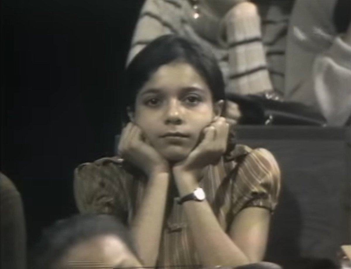 windowsfaxscan's tweet image. Obsessed with the Phil Ochs version of beatles girls being girls who just thoughtfully stare at him from the audience