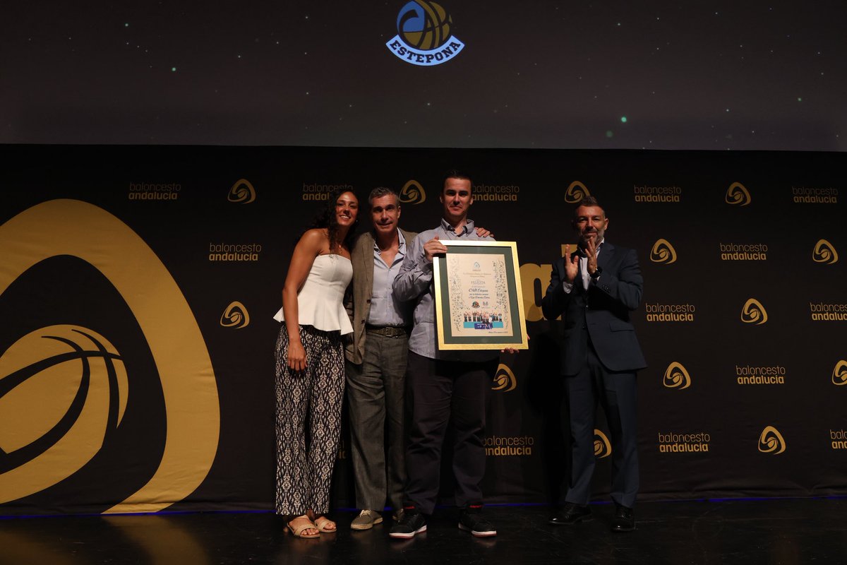 FAB Málaga (@fab_malaga) on Twitter photo 🏆El último reconocimiento de la noche en la #GalaBaloncestoMálaga 2️⃣0️⃣2️⃣5️⃣🏀 es para el <a href="/CABESTEPONA/">C.A.B. ESTEPONA</a>
🤩🎉 El 18/05/2025 es una fecha HISTÓRICA para el Club y nuestra provincia con el ASCENSO a #LFEndesa
Entrega <a href="/juanrosasgallar/">Juan Rosas Gallardo</a> (<a href="/diputacionMLG/">Diputación de Málaga</a> )
Recoge <a href="/UTBet/">Javi Gallardo</a> (Team Manager) 🏆El último reconocimiento de la noche en la #GalaBaloncestoMálaga 2️⃣0️⃣2️⃣5️⃣🏀 es para el <a href="/CABESTEPONA/">C.A.B. ESTEPONA</a>
🤩🎉 El 18/05/2025 es una fecha HISTÓRICA para el Club y nuestra provincia con el ASCENSO a #LFEndesa
Entrega <a href="/juanrosasgallar/">Juan Rosas Gallardo</a> (<a href="/diputacionMLG/">Diputación de Málaga</a> )
Recoge <a href="/UTBet/">Javi Gallardo</a> (Team Manager)