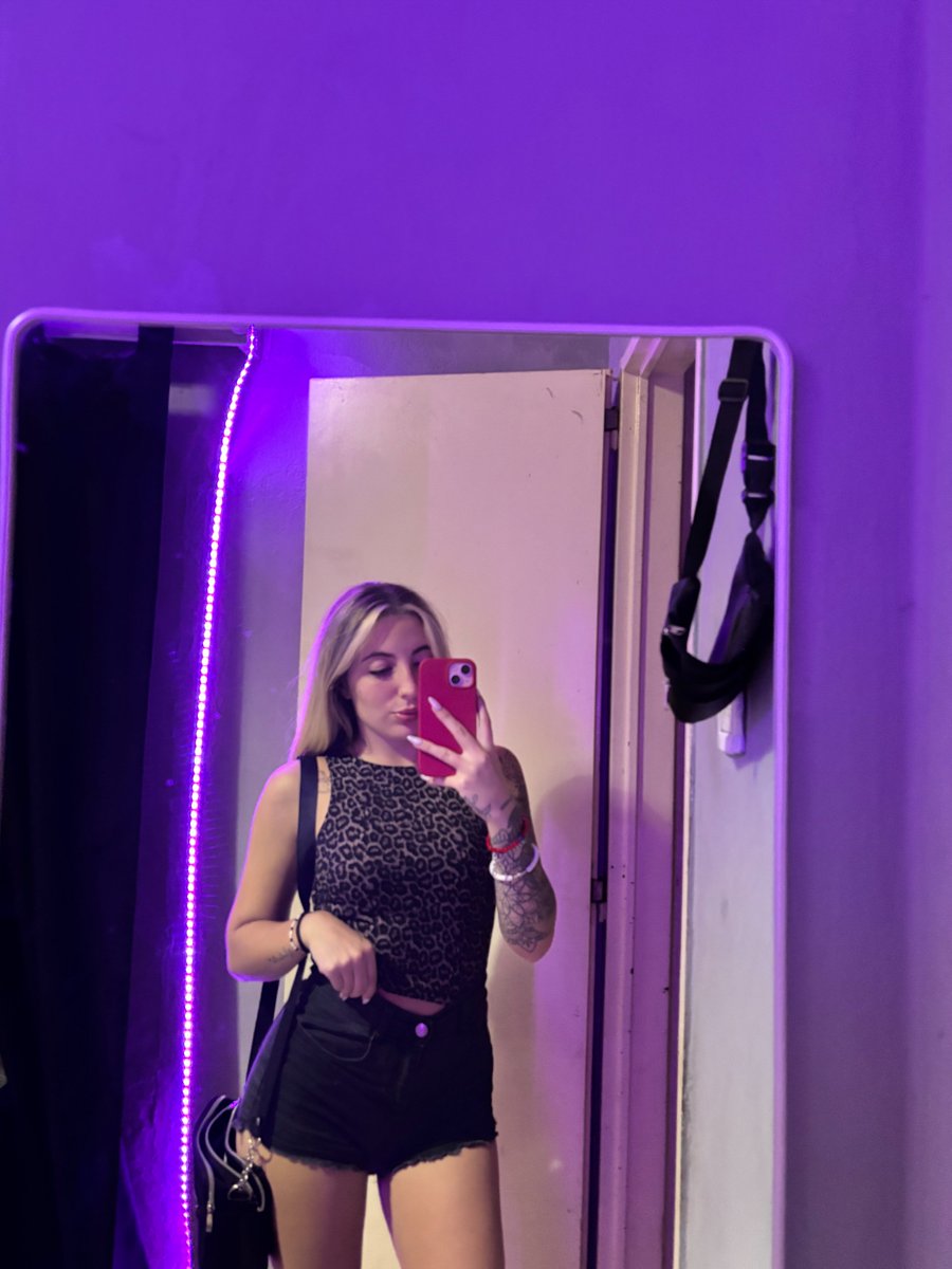 I'm so horny and wet, and I want you to taste me, but you have to earn it. I love to see you beg DM me❤️