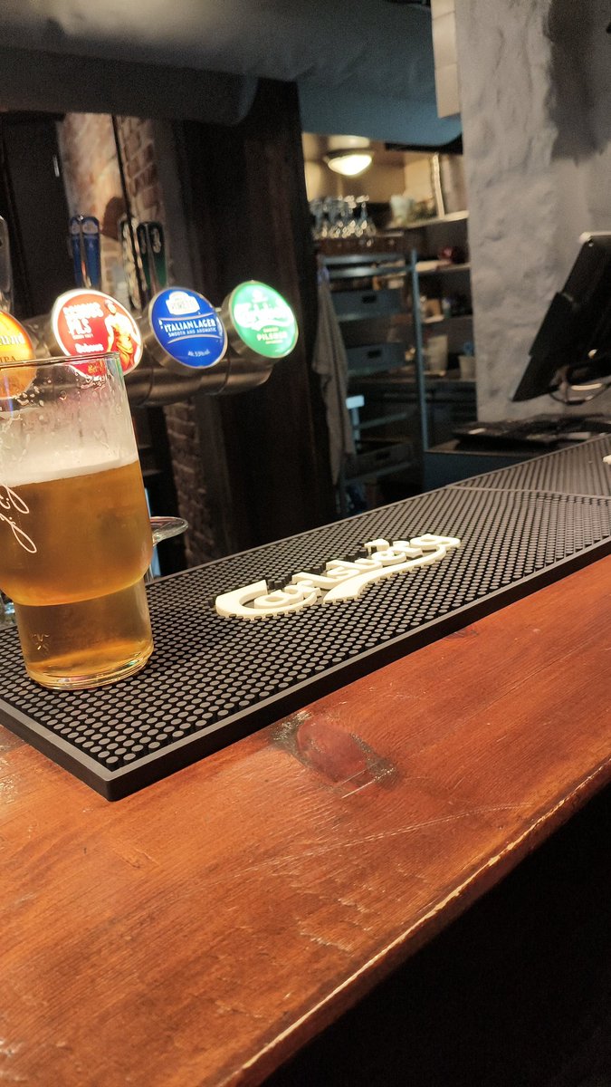 Sitte på puben å ordne ka ti dei ska åpna på mandag 🤟