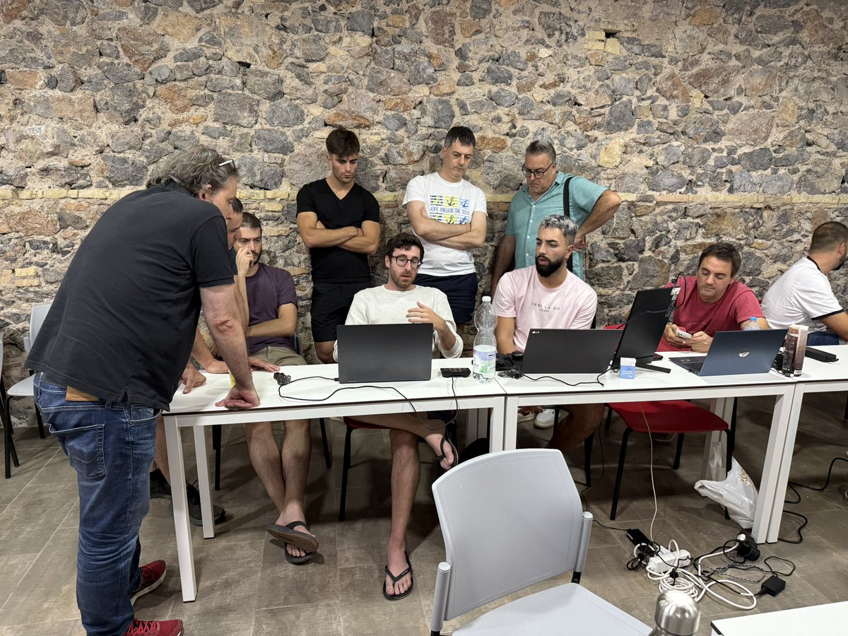 Una experiencia extraordinaria el #holatraders,  No te lo pierdas el próximo año si te interesan las SmallCaps <a href="/Akrabolsa/">Akrabolsa</a> <a href="/xavier_comas/">Xavier Comas</a>