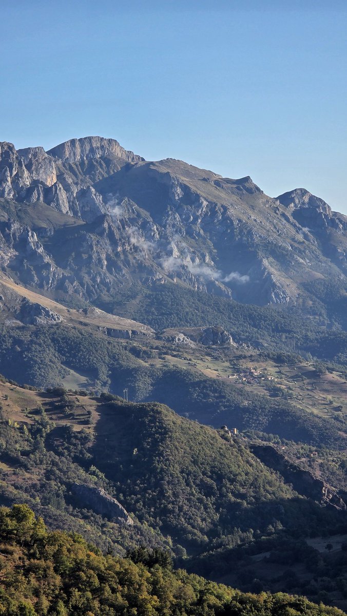 A veces veo pueblos, por cierto, reconoces alguno. Esto es Liébana 😉
