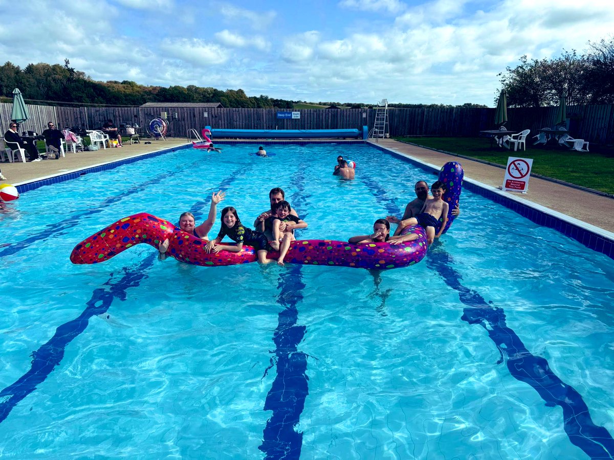 Helmsleylido's tweet image. #FreeSwim #FreeHotDogs