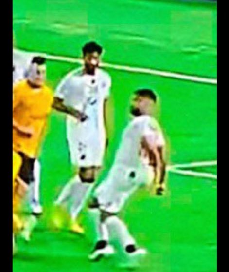 هذه الكرة في يد اللاعب مافيها تكبير للجسم وهي متجهة للمرمى ؟ 😂

أمر غريب بكل صراحة ! 

#القادسية_الكويت